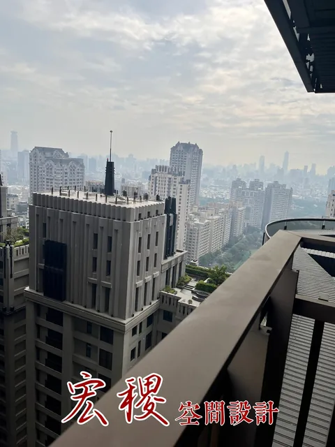 由高處向外拍攝的都市景觀，工程內容無法由畫面確認。