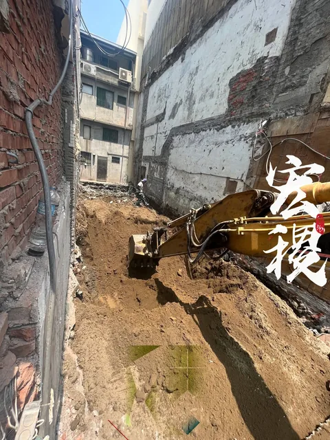 狹長工區內的土方與機具作業畫面。