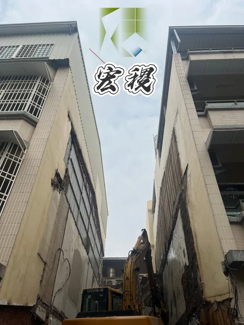 由下向上拍攝兩側建物與中間機具工區。