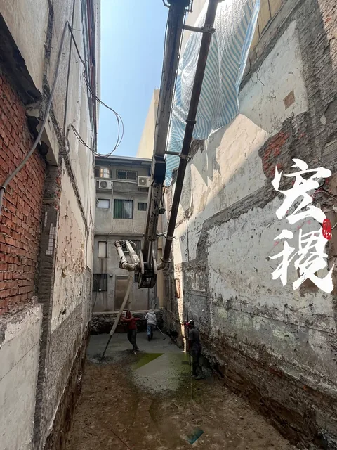 相鄰建物間已清出地面的狹長工區。