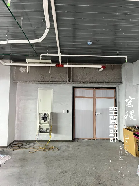 室內天花與外露管線的施工紀錄。