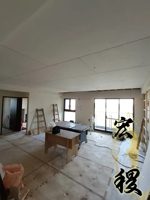 明亮室內的天花施工與工作檯。