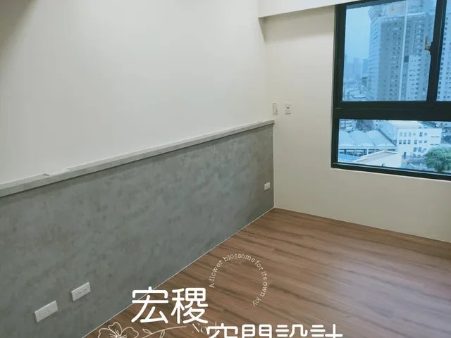 木色地板與灰色半高牆的室內畫面。