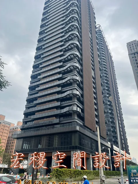 由街道仰拍高樓外觀，工程關聯待確認。