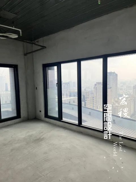 未裝飾的室內牆地面與落地窗；施作階段待確認。