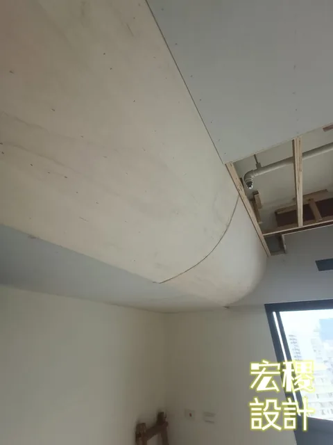天花弧形收邊與局部外露木作骨架。