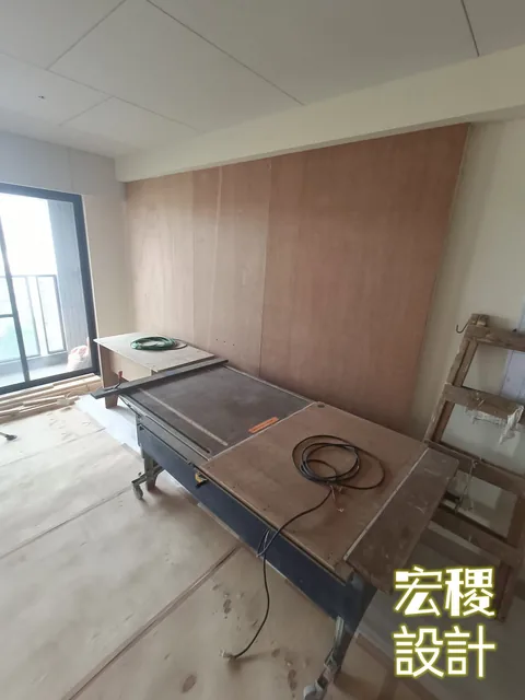 木色牆面與工作檯，周邊仍可見工具與梯子。