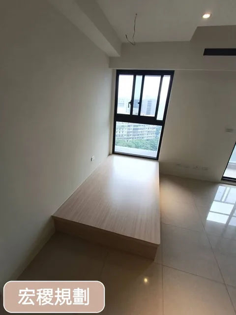 沿窗配置的木色床台與室內牆面。