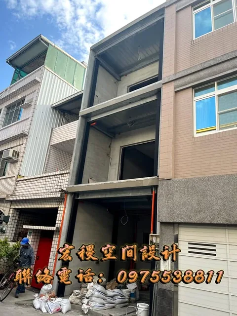 建築立面與陽台施工進度，部分開口尚未收整。